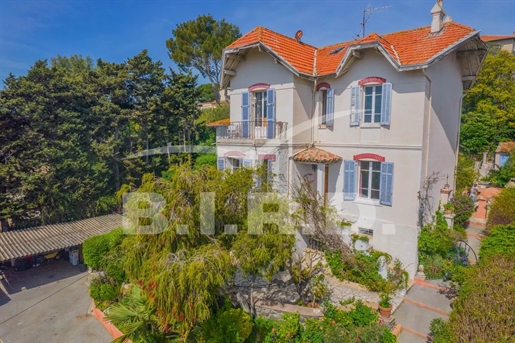 Sainte Maxime: Master House with sea view, within walking distance from the beach and city center.