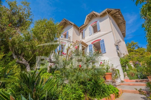 Sainte Maxime: Master House with sea view, within walking distance from the beach and city center.