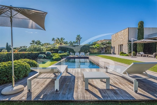 Grimaud: Modern Single-Story Villa with sea view