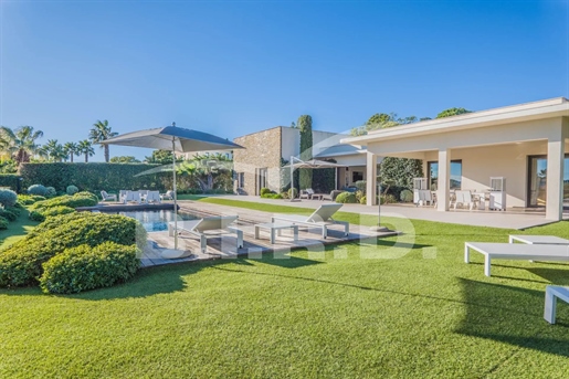Grimaud: Modern Single-Story Villa with sea view