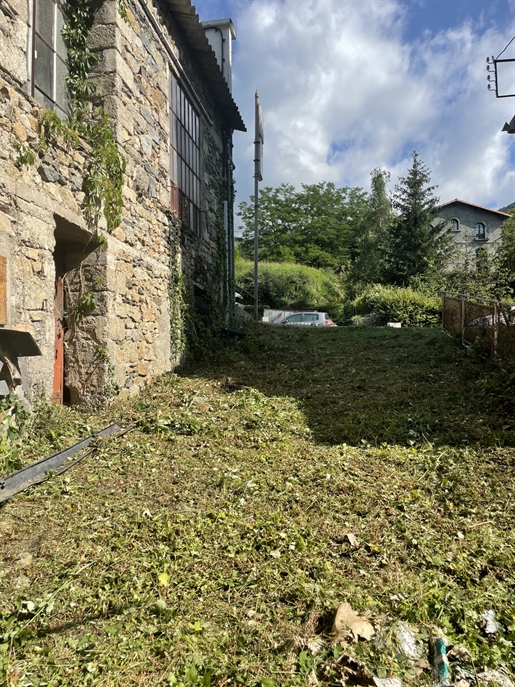 Former car garage - apartment to renovate and garden