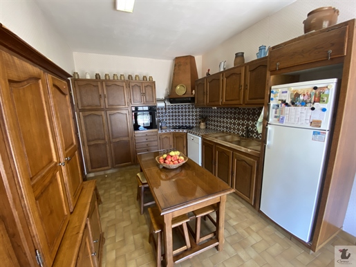 Bergerac, close to shops, 6 bedroom family house
