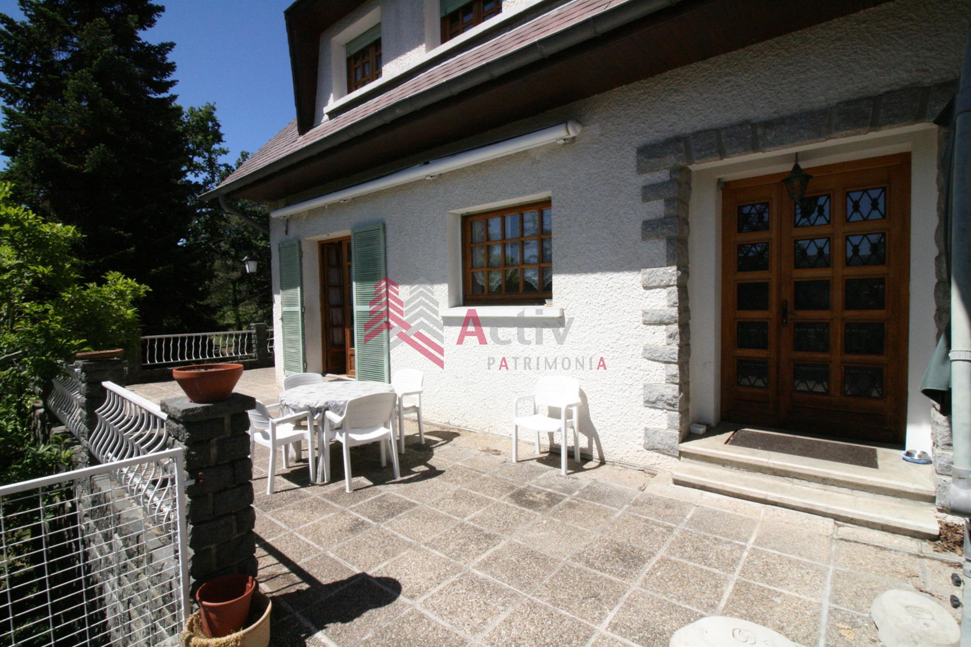 Maison à rénover 9 pièces - grand atelier et garage