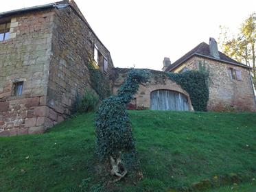 Extremt charmig ensemble av hus och stor gäst boende och verkstad i Dordogne-ask priser