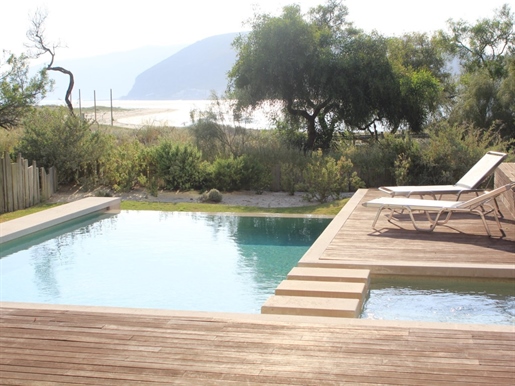 T2 com piscina e jardim privados, à frente da praia, em Tróia