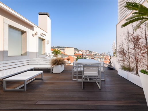 Penthouse in Chiado with terrace, balconies and river view