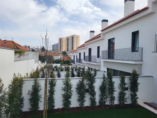 Moradia geminada, 3+1 quartos, jardim e garagem, Alta do Restelo