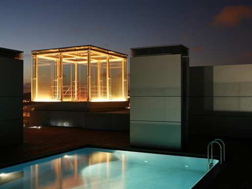 Luxury 4-bedroom communal pool apartment in Restelo