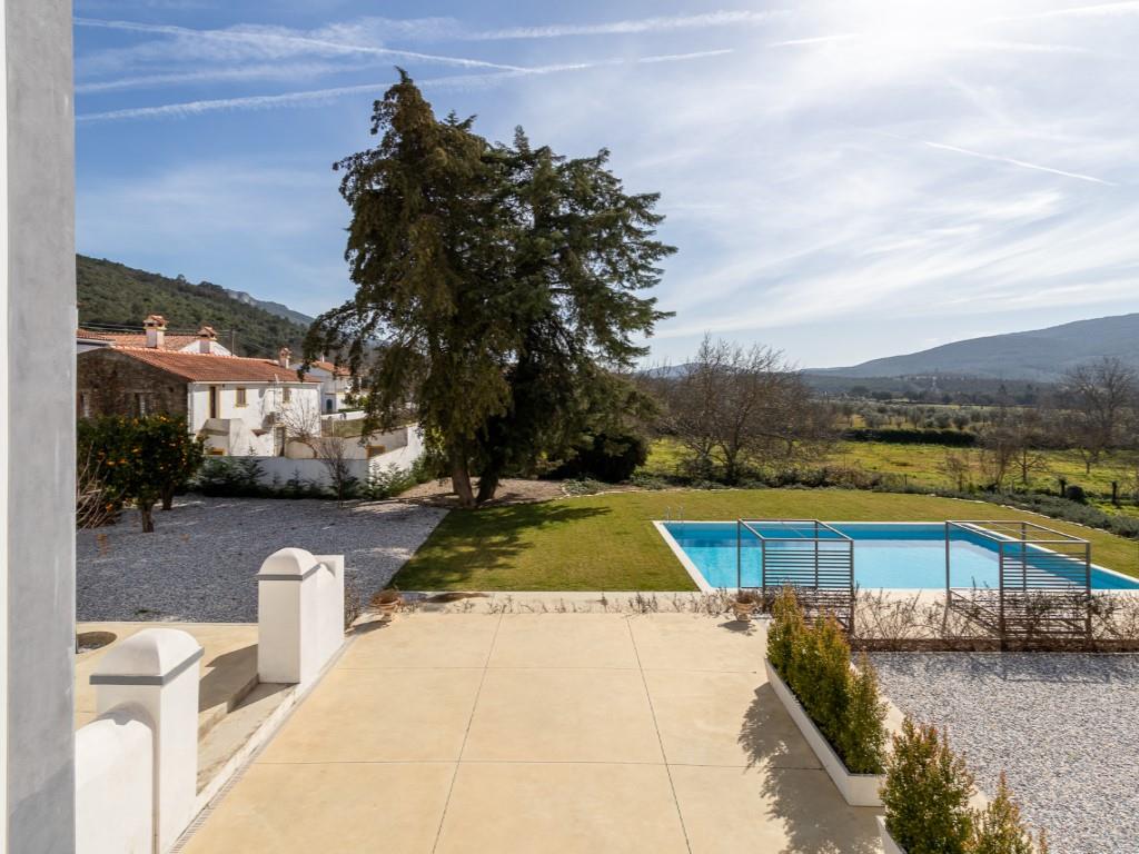 A refuge in Alto Alentejo with tourist investment option. Swimming pool with stunning views over the