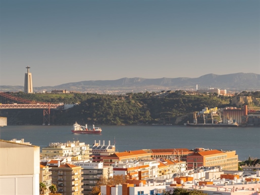 Luxury 4-bedroom Penthouse, Breathtaking Views of the Tagus River, Restelo - Lisbon