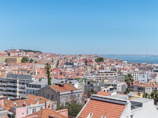 Apartment with 4 suites, 2 living rooms, stunning views and parking, in Lapa, Lisbon