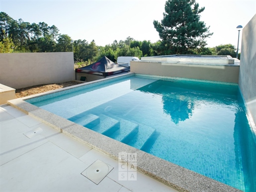 Independent moradia, with gardens, terrace, swimming pool and fantastic sun view.