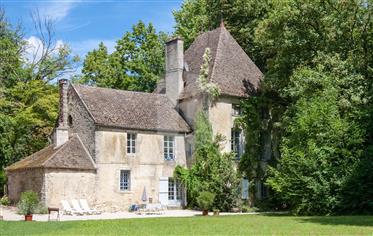Exceptional castle on its 4 hectare park and its outbuildings