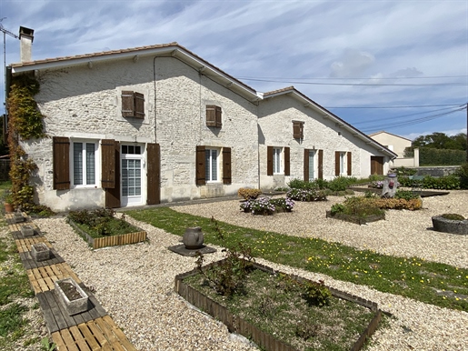 Charmante maison ancienne de 236 m² habitables entre Saintes et Cognac - 4 chambres