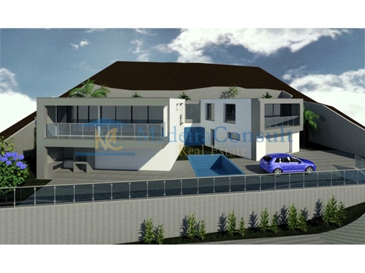 House with 3 bedrooms, swimming pool and sea view.