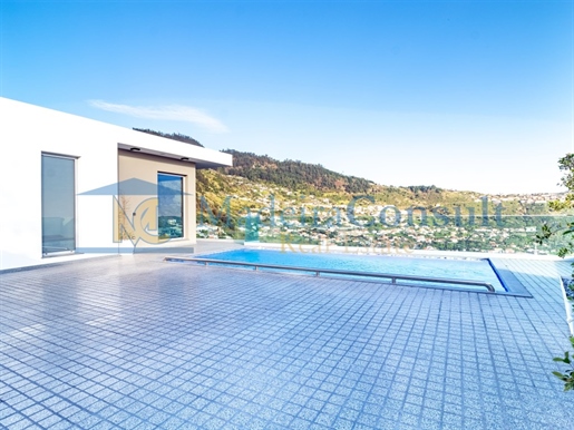 Maison de luxe de 2 chambres avec piscine et vue panoramique sur la mer et la montagne.