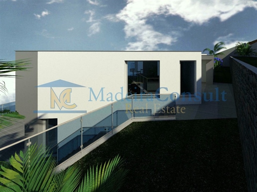 House with 3 bedrooms, swimming pool and sea view.