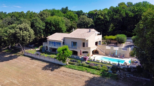 Luxury real estate: house for sale in La Tour-D'Aigues (84)