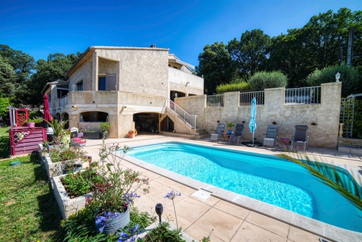 À Vendre : Villa Traditionnelle avec Piscine à La Tour d'Aigues (84240)