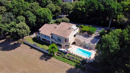 Luxury real estate: house for sale in La Tour-D'Aigues (84)