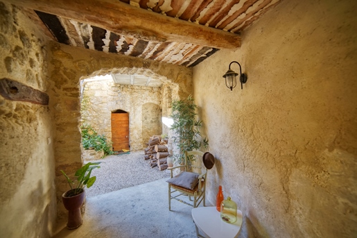 Stone house with terrace and magnificent view of Sainte Victoire