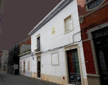 Two semi-detached houses to renovate in the centre of Faro