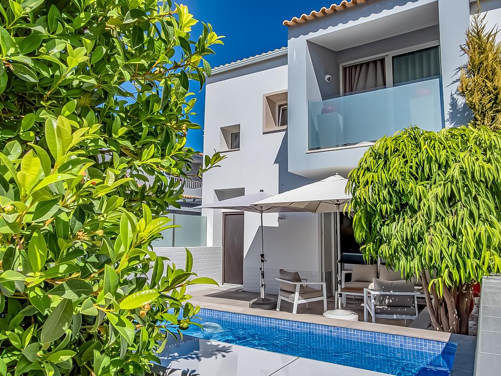 Olhos de Agua, Doppelhaushälfte mit Swimmingpool, 4 Schlafzimmer 4 Minuten vom Strand entfernt