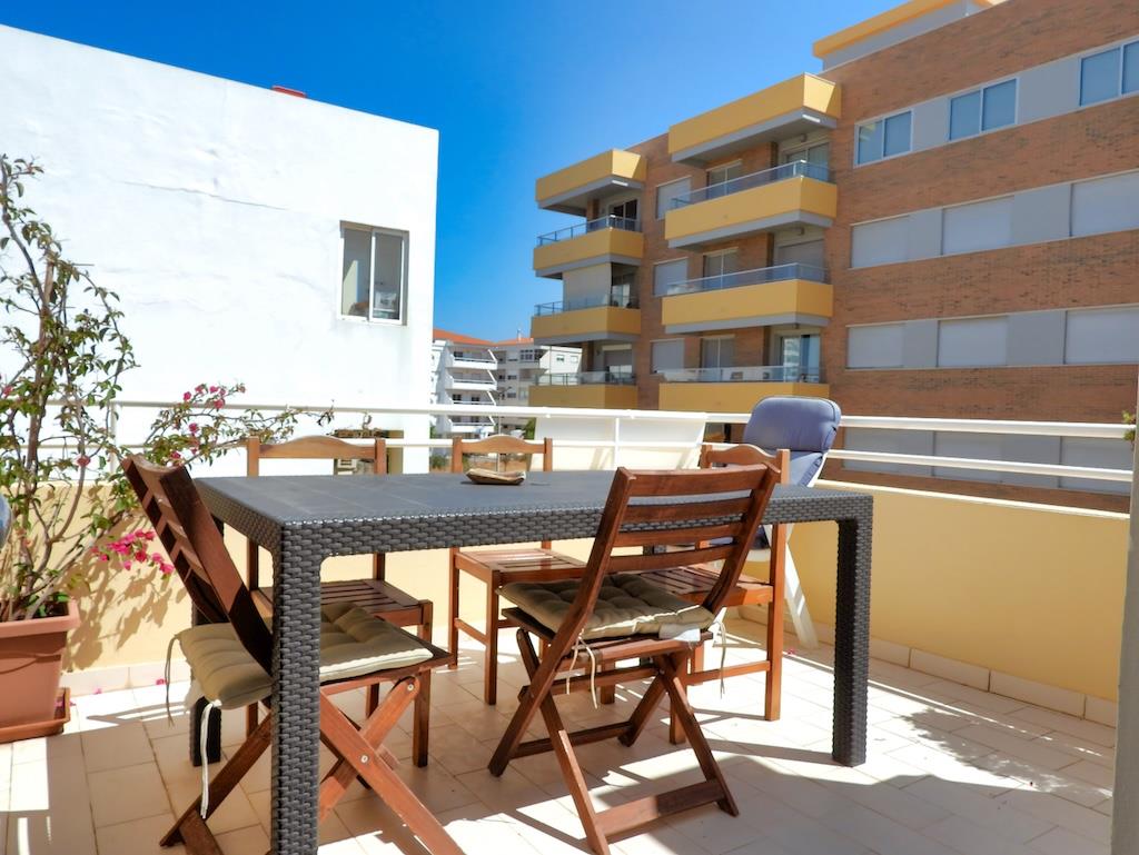 Flat with terrace 400m from the beach