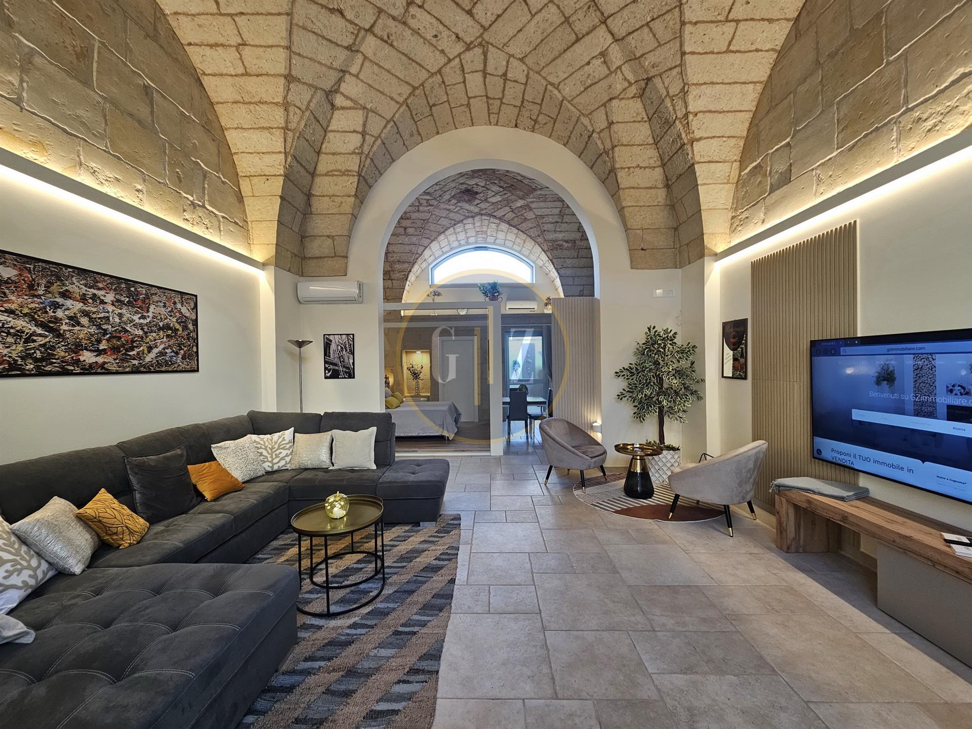 Casa típica à venda em Martano, reformada e bem mobiliada