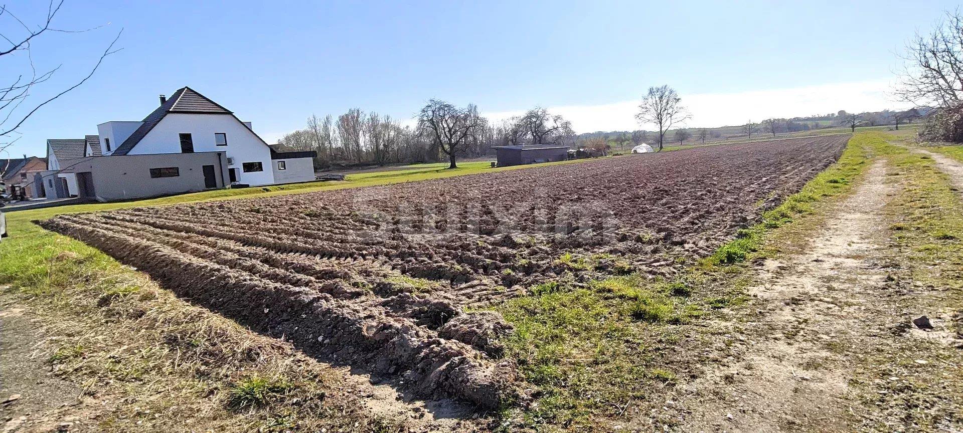 Building land ideally located