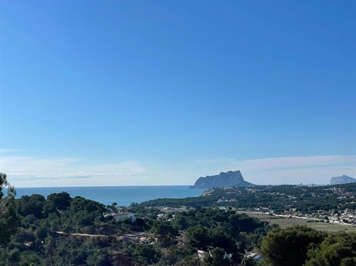 Villa de estilo ibicenco con vistas panorámicas al mar sobre el valle