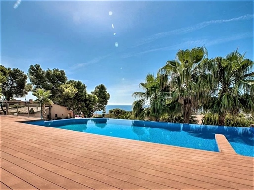 Villa moderna de reciente construcción con maravillosas vistas al mar en Moraira