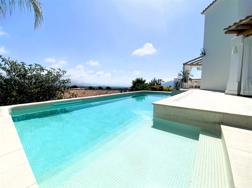 Volledig gerenoveerde Ibiza-stijl villa met prachtig zeezicht in La Nucia