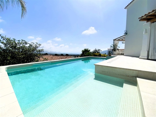 Villa de estilo ibicenco completamente renovada con preciosas vistas al mar en La Nucia