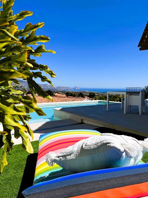 Volledig gerenoveerde Ibiza-stijl villa met prachtig zeezicht in La Nucia