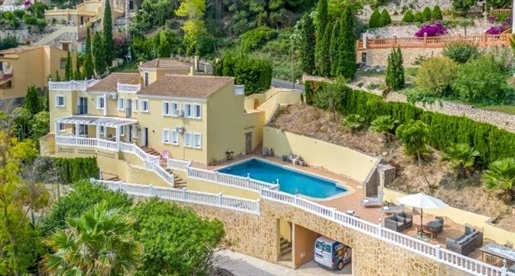 Villa mit großem Vermietungspotenzial und Panoramablick auf das Meer in Calpe