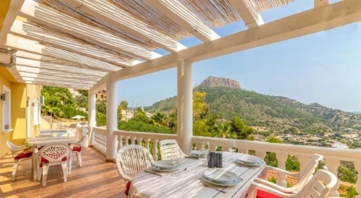 Villa mit großem Vermietungspotenzial und Panoramablick auf das Meer in Calpe