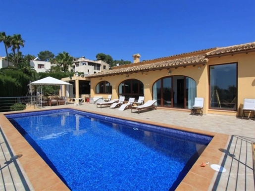 Nicely renovated villa with sea views and walking distance to town