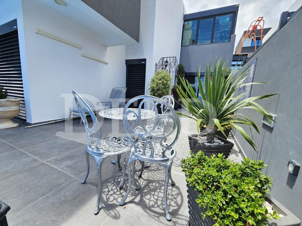 Luxurious 3-Bedroom En Suite House with Stunning Sea View