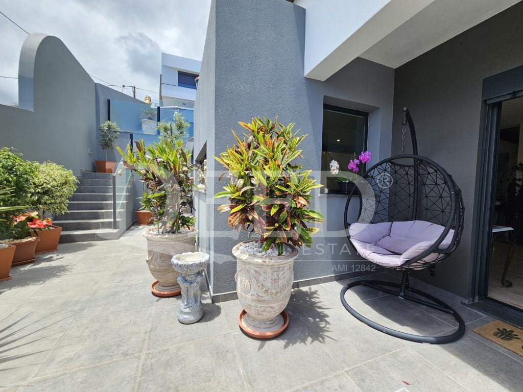 Luxurious 3-Bedroom En Suite House with Stunning Sea View