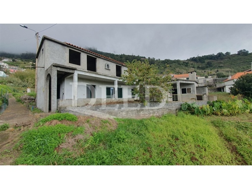 Un sueño de renovación: espaciosa casa unifamiliar en la isla de Madeira