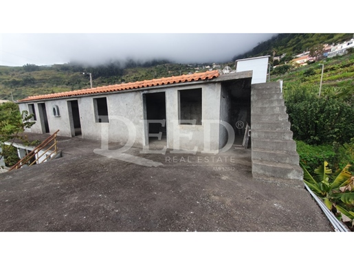 Un sueño de renovación: espaciosa casa unifamiliar en la isla de Madeira