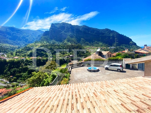 'Escape to Madeira: Gorgeous 3-Bedroom Villa in São Vicente'