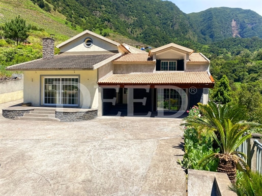 'Escape to Madeira: Gorgeous 3-Bedroom Villa in São Vicente'