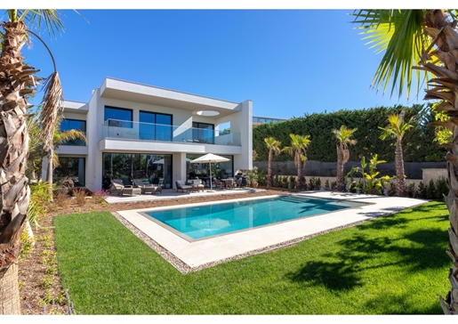 Brand-New luxury villa for sale in Ferragudo
