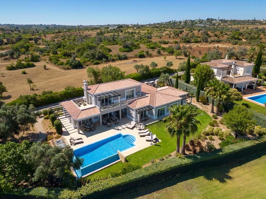 Villa met 4+1 slaapkamer en uitzicht op het zwembad en de golfbaan in het Vale da Pinta Golf Resort