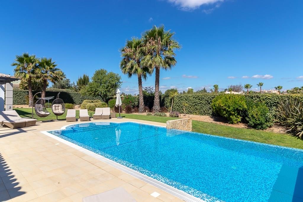 Villa met 4+1 slaapkamer en uitzicht op het zwembad en de golfbaan in het Vale da Pinta Golf Resort