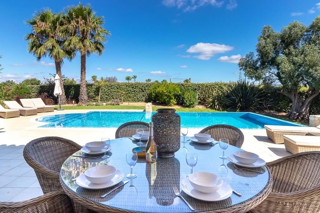Villa met 4+1 slaapkamer en uitzicht op het zwembad en de golfbaan in het Vale da Pinta Golf Resort