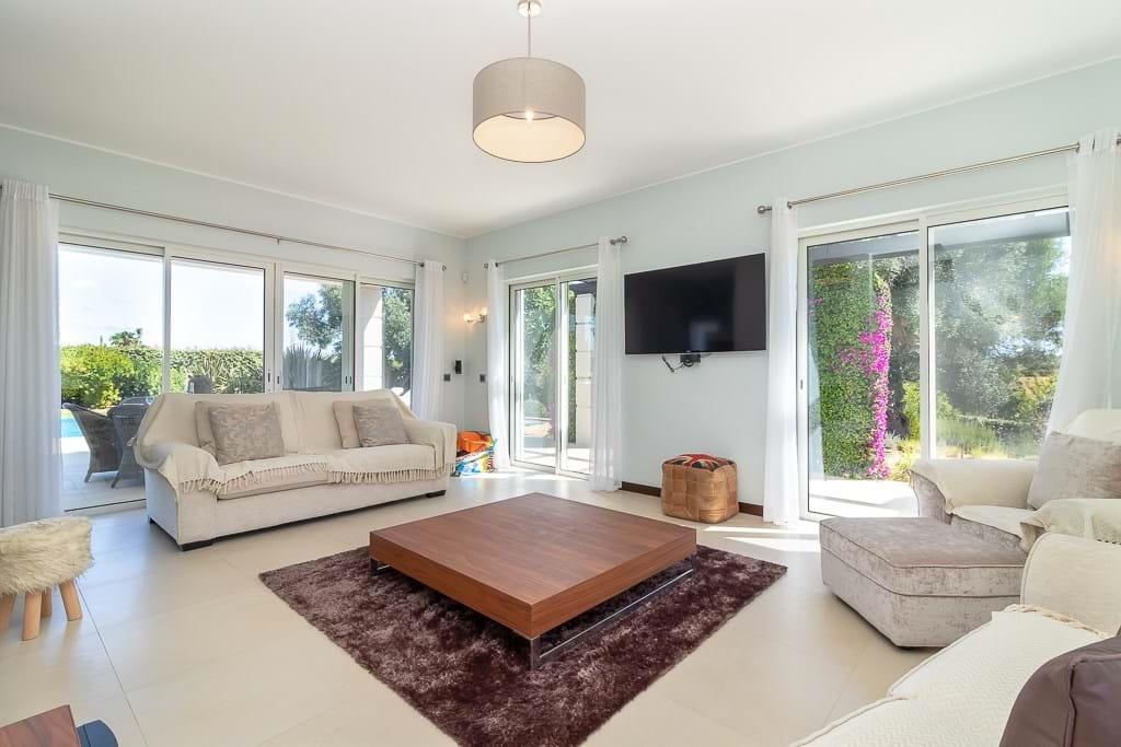 Villa met 4+1 slaapkamer en uitzicht op het zwembad en de golfbaan in het Vale da Pinta Golf Resort