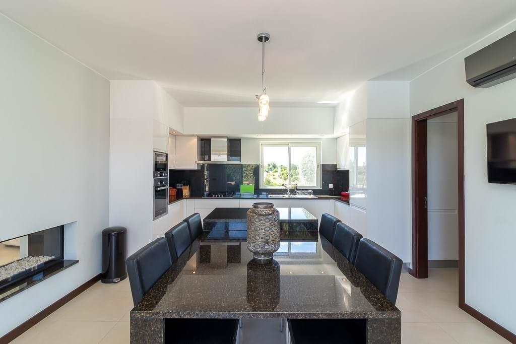 Villa met 4+1 slaapkamer en uitzicht op het zwembad en de golfbaan in het Vale da Pinta Golf Resort